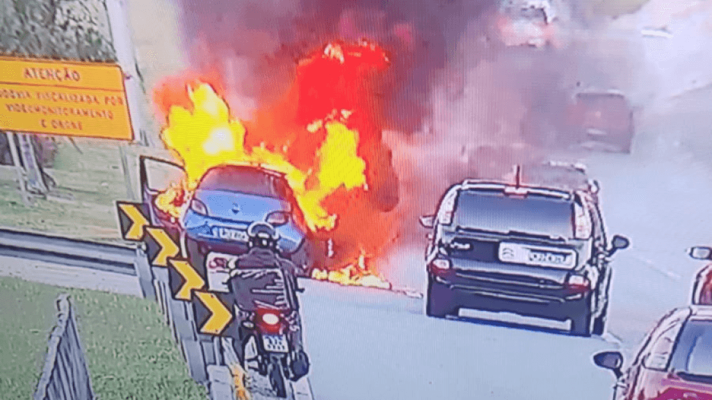 Carro pega fogo na Via Expressa Sul e deixa trânsito lento em Florianópolis