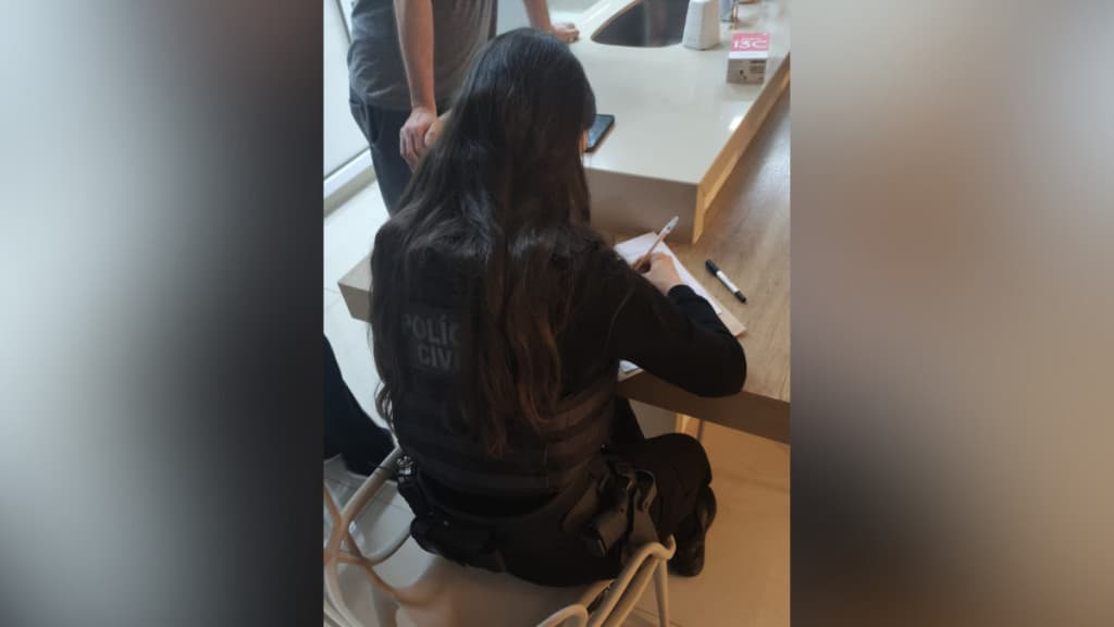 Polícia cumpre mandados e afasta servidores em investigação de superfaturamento em Blumenau
