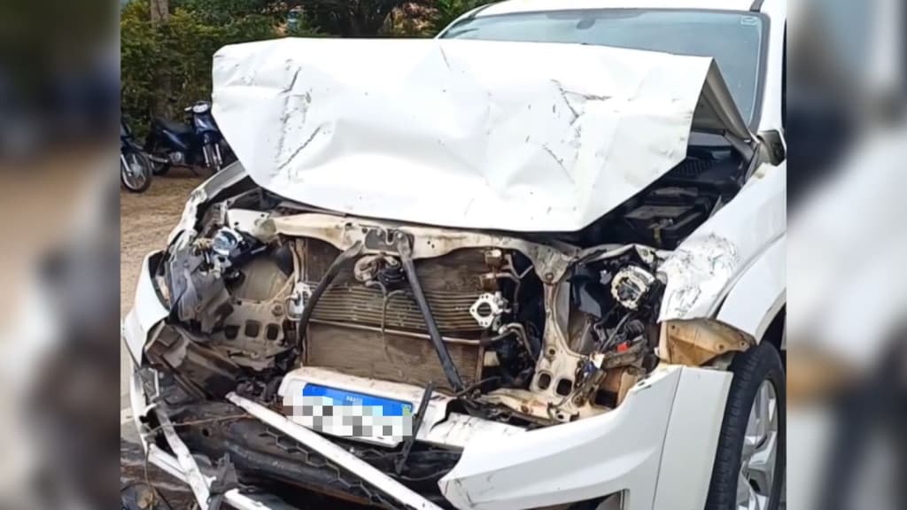 Caminhonete fica destruída após colisão com caminhão na SC-410, em São João Batista