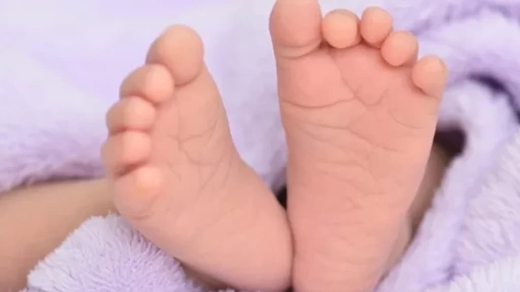 Pai encontra filha de 5 meses morta na cama de residência
