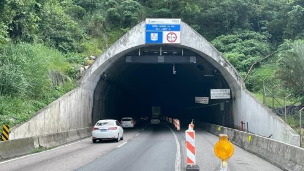 Obras no túnel do Morro do Boi causam bloqueios na BR-101 nesta terça