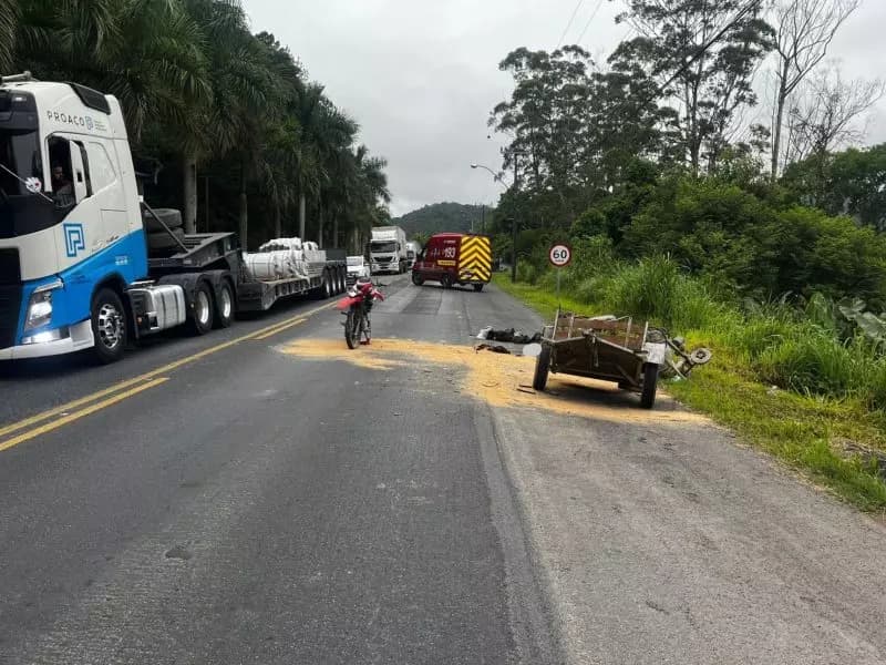 Carretinha reboque solta de veículo e mata motociclista na BR-470