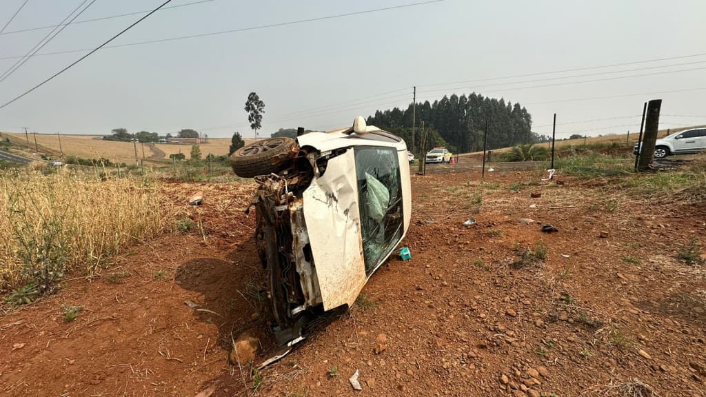 Mulher capota carro ao tentar fazer ultrapassagem na SC-480