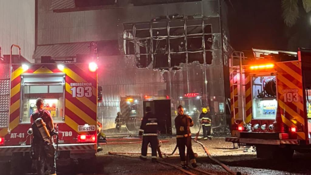 Incêndio destrói parte de fábrica de brinquedos em Timbó
