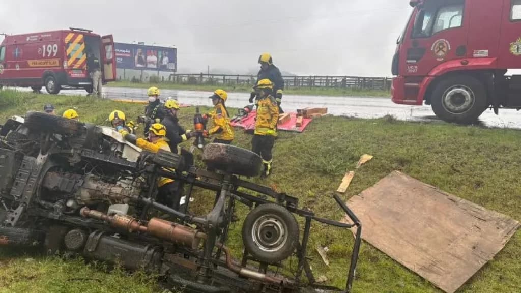Caminhão tomba após saída de pista e deixa feridos na BR-470