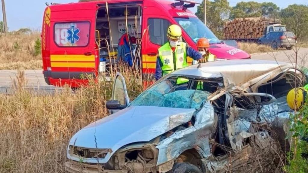 Motorista morre após colisão entre carro e caminhão carregado de madeira na SC-477