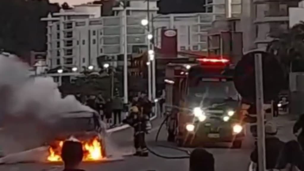 Carro pega fogo e mobiliza bombeiros na Praia Brava, em Itajaí