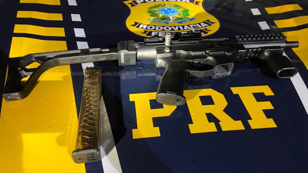 PRF apreende submetralhadora artesanal com adolescente na BR-101