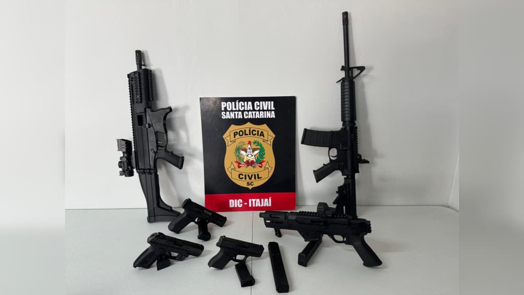 Polícia apreende arsenal e desmantela esquema entre facção e bicheiros em Itajaí