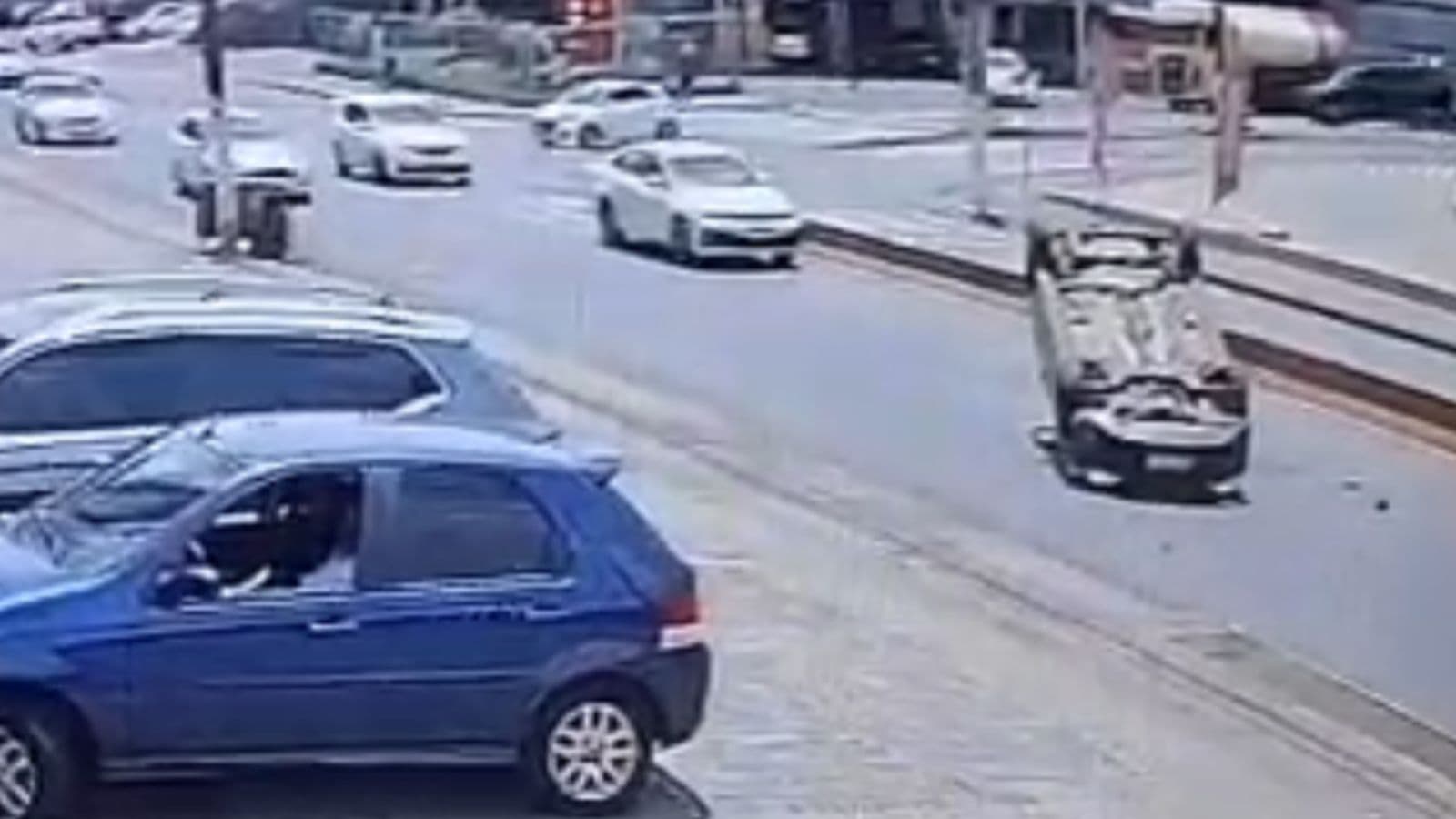Carro capota após colidir em mureta de contenção