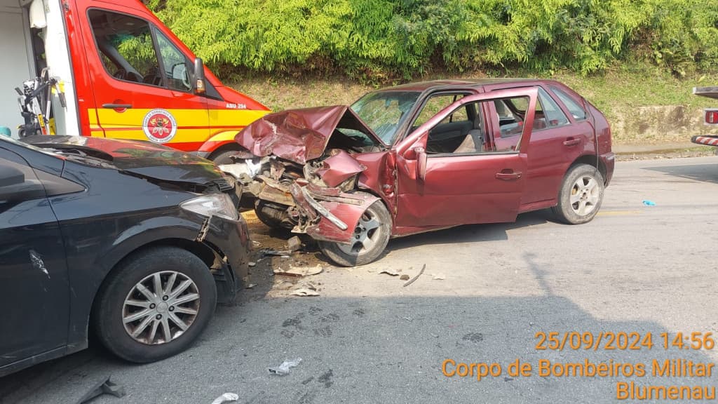 Tragédia evitada: colisão frontal em Blumenau destrói carro e deixa quatro feridos