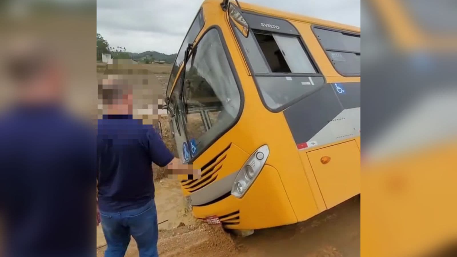 Ônibus escolar cai em vala com 10 crianças a bordo em Itajaí