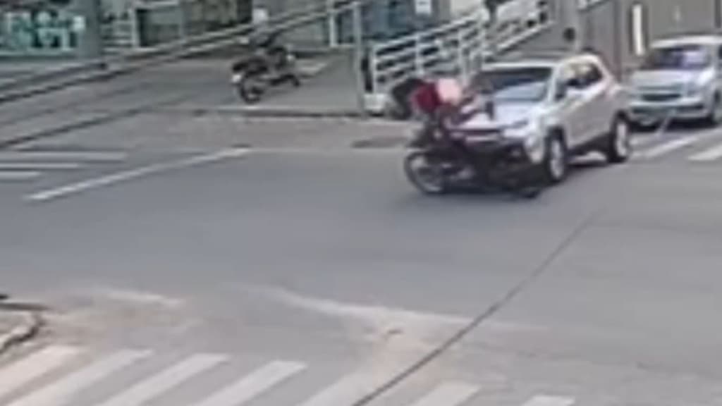 Motociclista “voa” após ser atingido por veículo em São João Batista