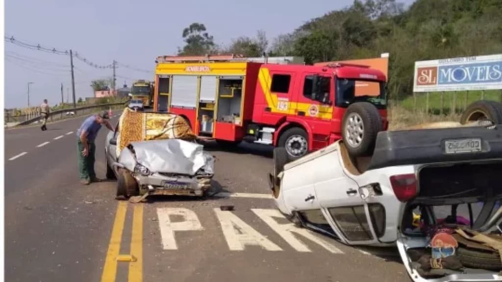 Grave acidente na SC-157 deixa idosos presos nas ferragens