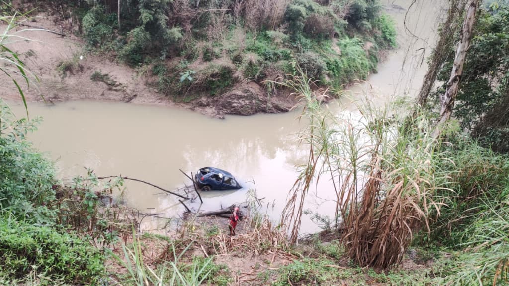 Carro despenca em rio, motorista desaparece e desfecho surpreende