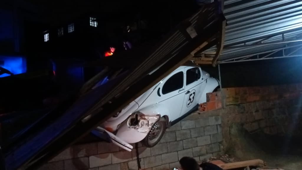 Motorista de “Herbie” sai da pista e invade residência em SC