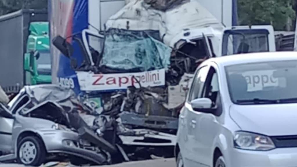 Grave acidente entre veículos deixa mortos na SC-418