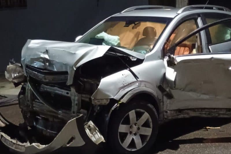 Motorista destrói frente de veículo e muro de condomínio fica intacto