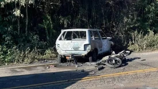 Colisão violenta entre carro e moto deixa um morto e veículos em chamas na SC-403