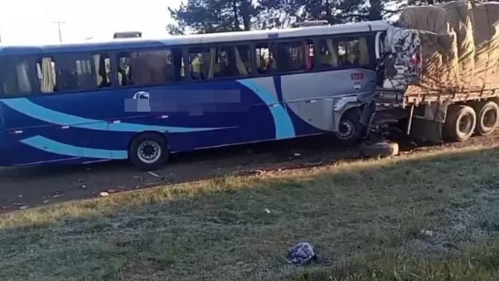Acidente entre ônibus e caminhão deixa feridos graves na SC-355