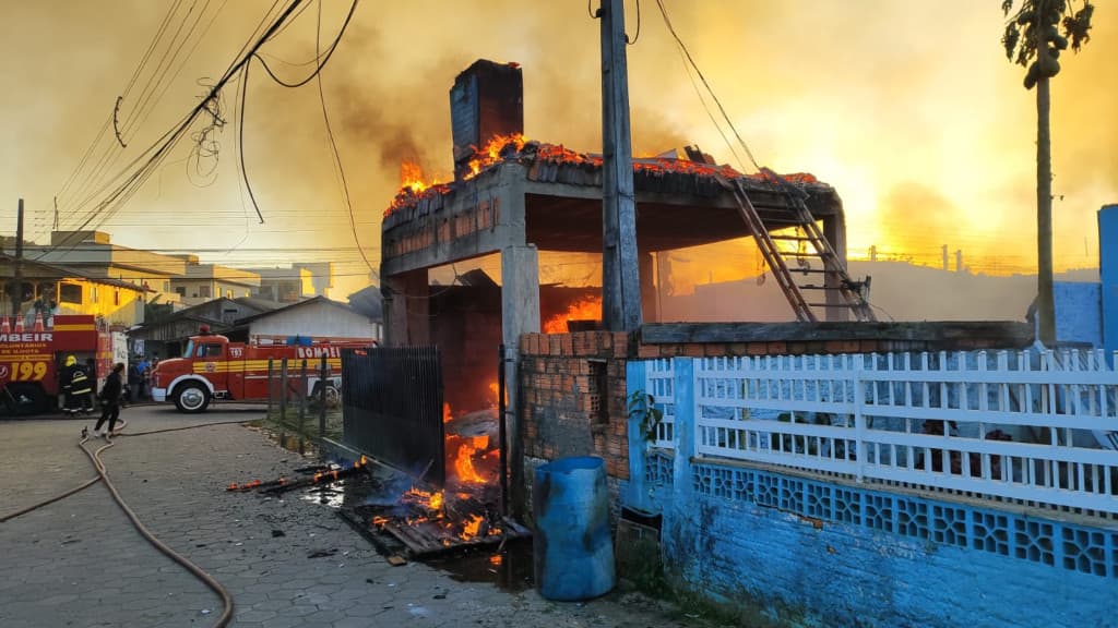 Incêndio destrói três imóveis em Ilhota, mas bombeiros evitam tragédia maior