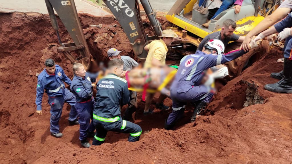 “Nasceu de novo”: Trabalhador é soterrado em canteiro de obras e amigos o salvam