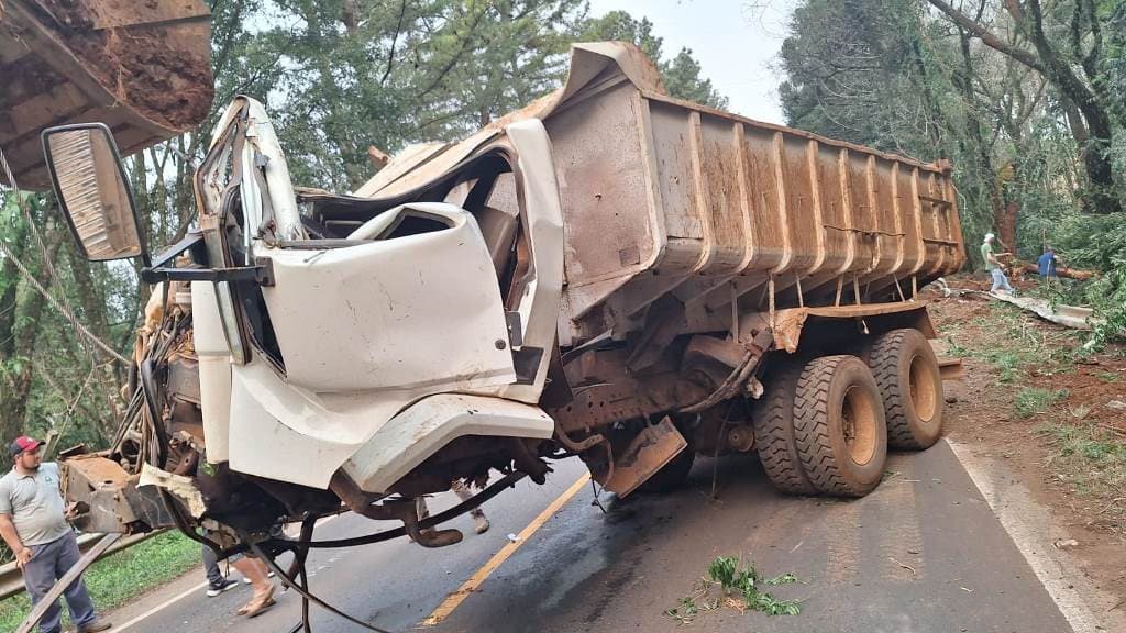 Pneu de caminhão explode e deixa cabine destruída na SC-157