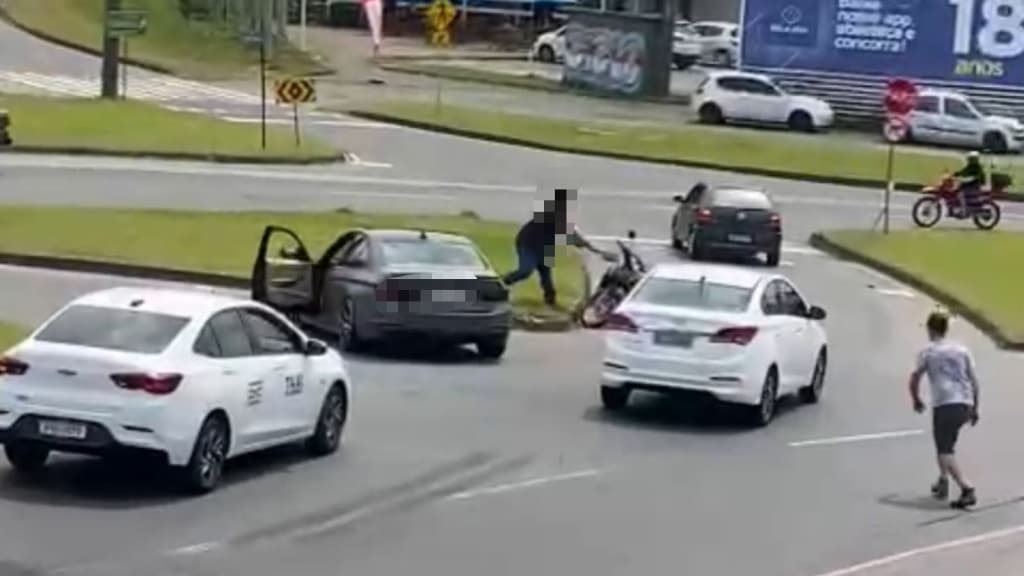 “Cada um paga o seu”: briga de trânsito tem desfecho inusitado em Santa Catarina