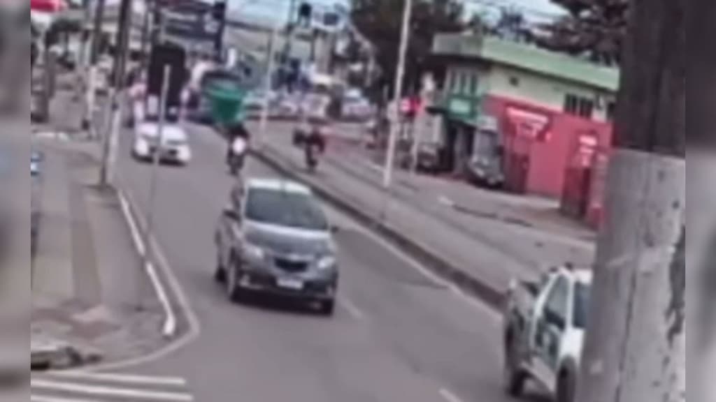 Motociclista é atropelado por caminhão e tem moto apreendida