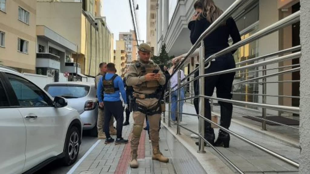 Bandidos se passam por entregadores para cometer assalto em loja de Itapema