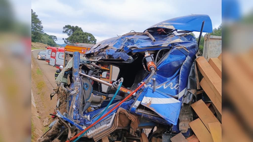 Caminhão fica destruído após tombamento na BR-282; motorista é resgatado com vida