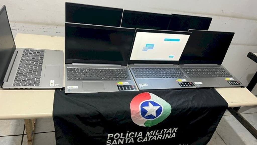 Notebooks furtados por adolescentes em escola são recuperados pela PM