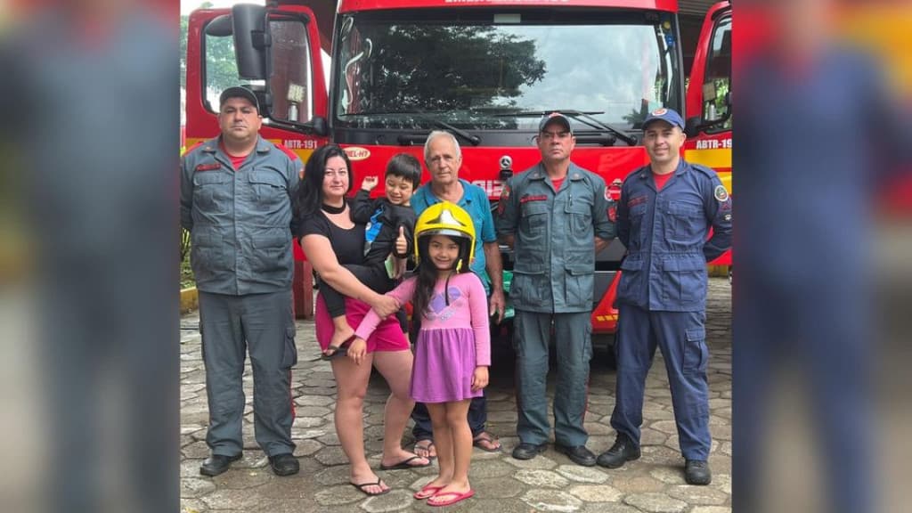 Menina de 6 anos visita bombeiros após salvar casa de vizinho de incêndio