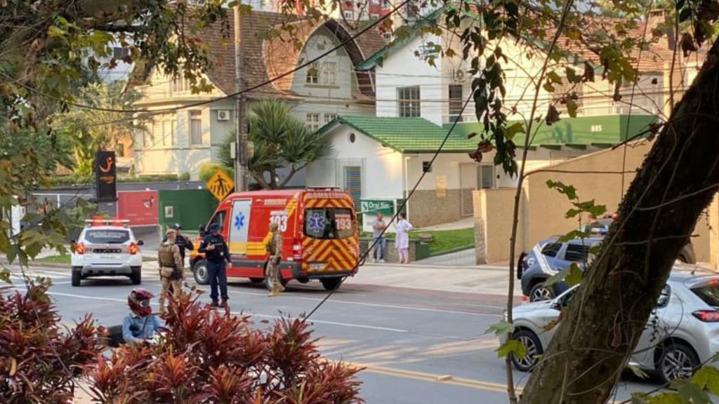 URGENTE: Criança de 11 anos cai de prédio em Blumenau