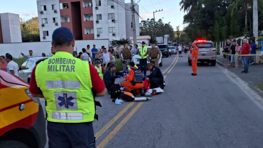 Motociclista de 24 anos fica entre a vida e a morte após colisão com carro em Brusque