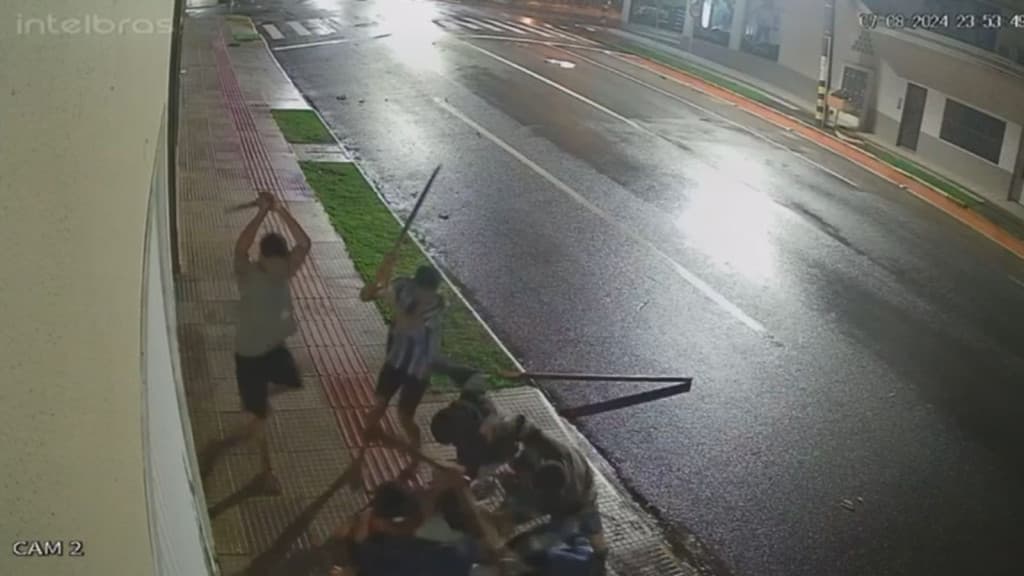 VÍDEO – Homem “se mete” em briga para ajudar colega, mas acaba no hospital: “amigo fugiu”