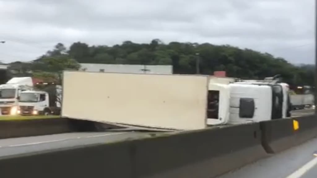 BR-101 parada em Joinville: caminhão tombado bloqueia via