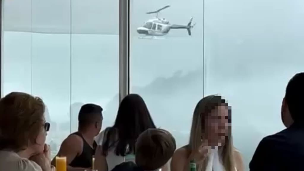 Helicóptero passa rente a prédio e assusta clientes de restaurante em Balneário Camboriú