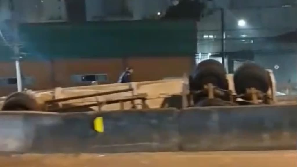 Carreta tomba e carga de arroz é derramada na BR-101 em Balneário Camboriú