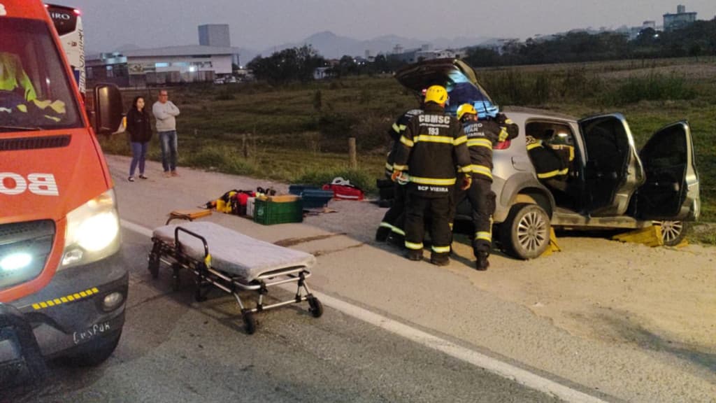 Homem fica gravemente ferido em colisão entre carro e ônibus em Gaspar