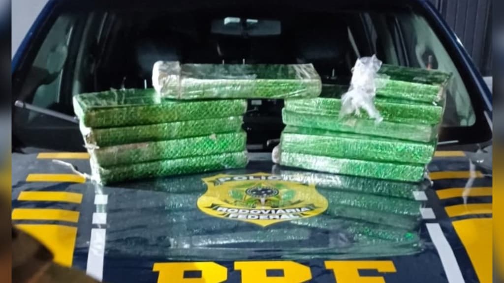 Homem é preso após atirar tabletes de maconha pela BR-101 durante perseguição