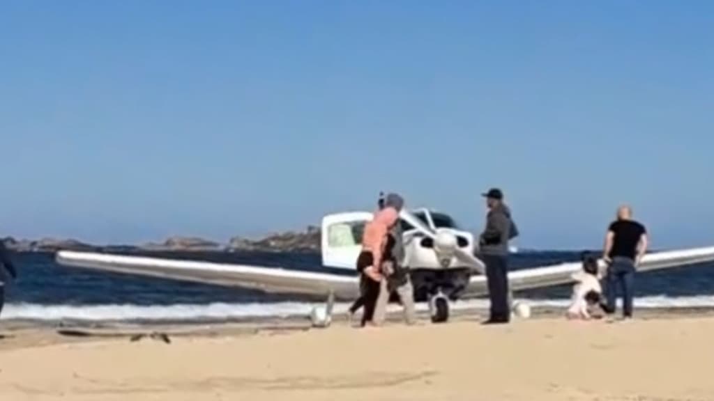 URGENTE: Avião de pequeno porte faz pouso forçado em praia de Palhoça
