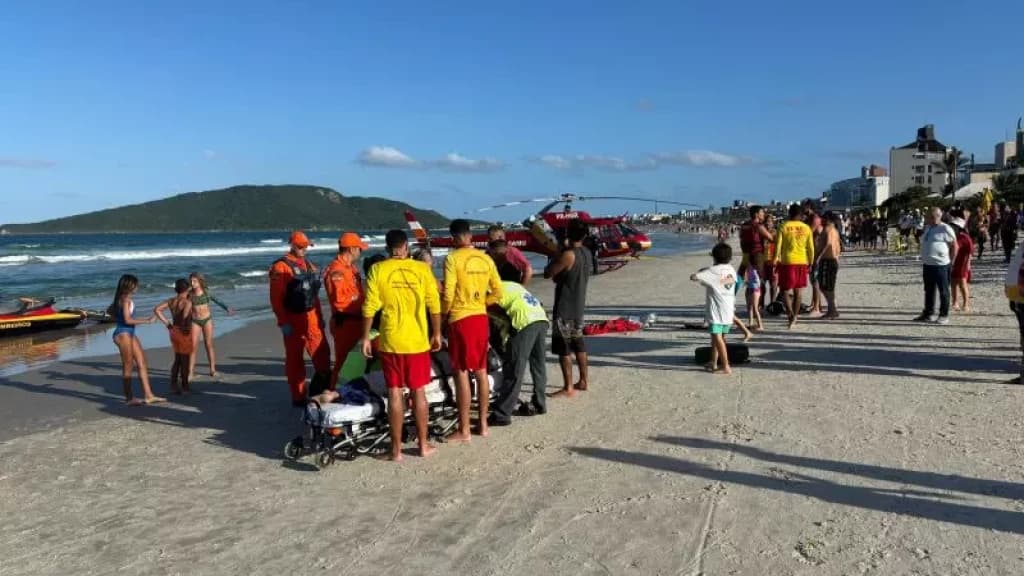 Quatro jovens são resgatados de afogamento na Praia dos Ingleses em Florianópolis