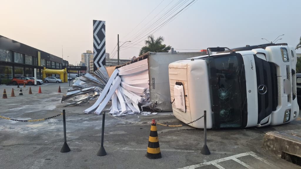 Carreta tombada em rotatória gera congestionamento em São José