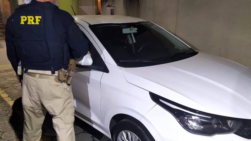 Carro roubado no RJ é recuperado na BR-101 em Itapema