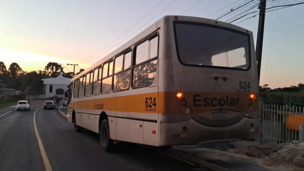 Crianças caem de ônibus escolar em movimento após puxarem alavanca de emergência