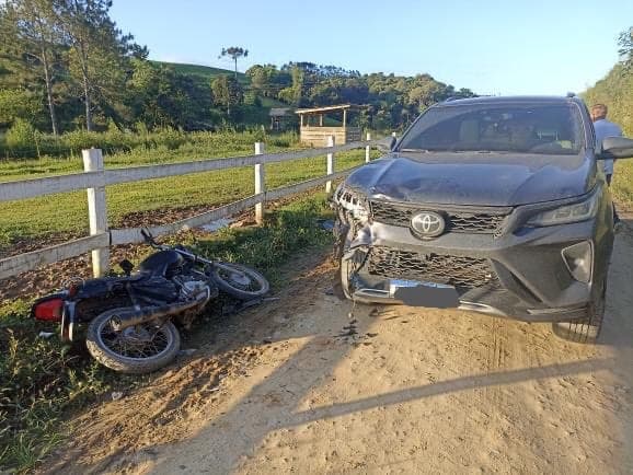 Motociclista é socorrido com fratura após grave acidente em Pouso Redondo