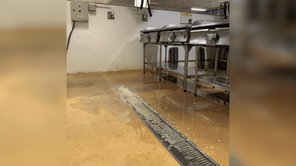 “Cachoeira de esgoto”: restaurante da UFSC vira “chiqueiro” e alunos pedem socorro