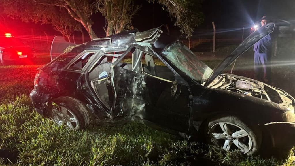 Passageiro morre e motorista fica ferido após carro bater em poste e capotar na SC-447