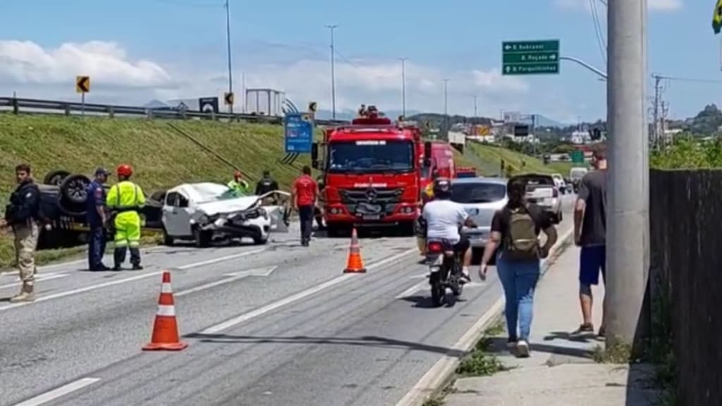 Viatura da PRF se envolve em acidente na BR-101 em São José
